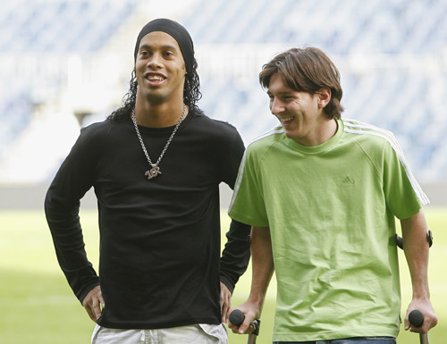 北京时间12月8日00：30，德甲联赛第13轮将上演一场关键对决，排名第三的多特蒙德坐镇主场信号伊杜纳公园球场，迎战状态火热的霍芬海姆。