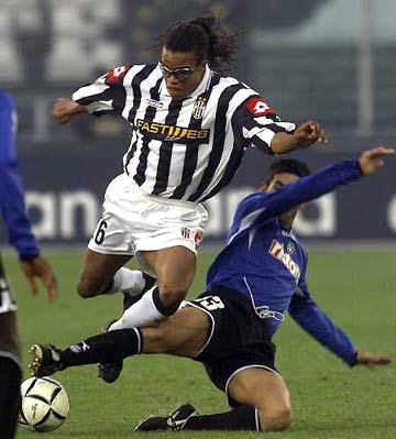 邵佳一会把青岛西海岸的这套5-4-1阵型自由切换...