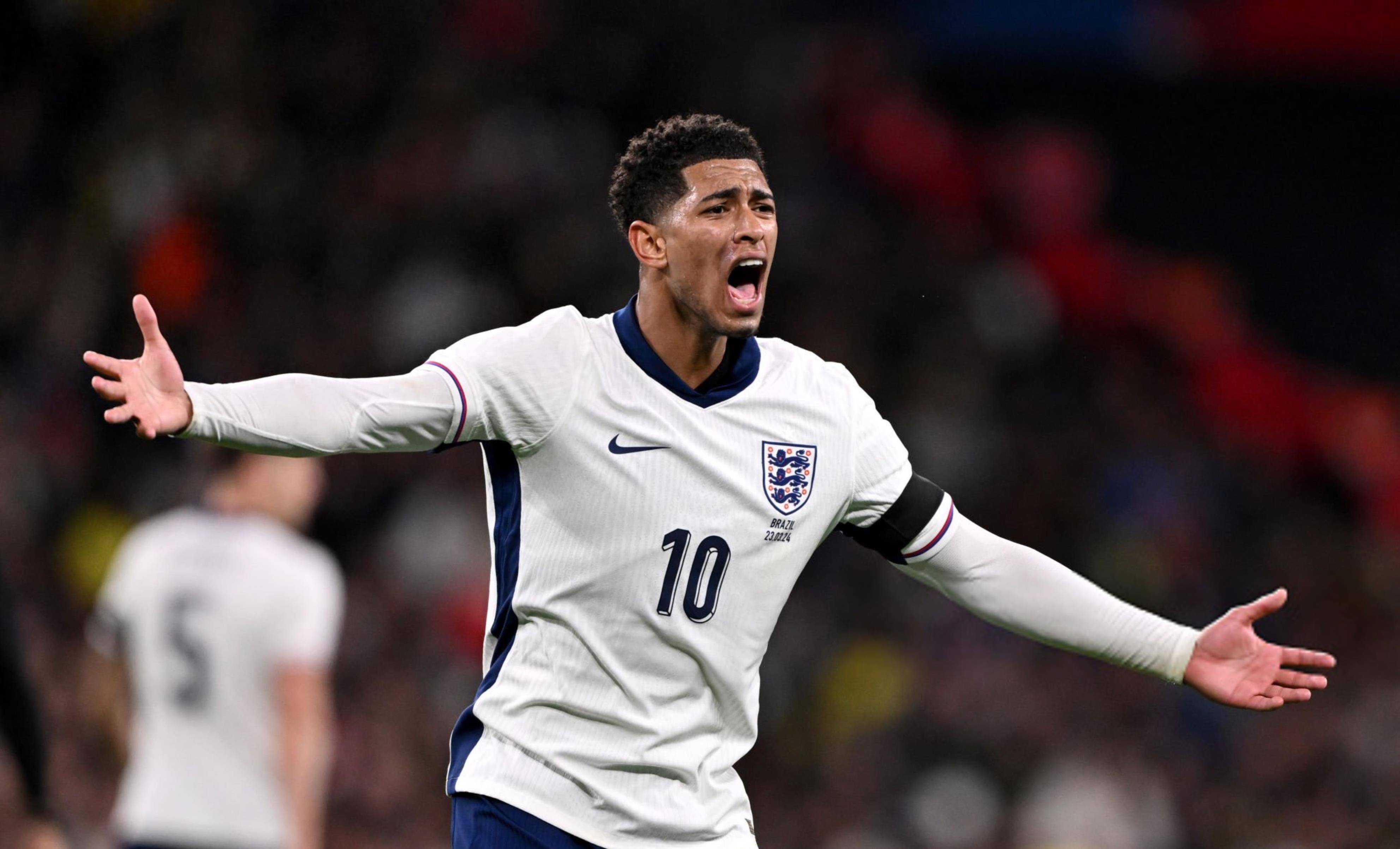 腿软！男子在1800米高空踢球：球场无护栏 致敬C罗 最后跳伞降落