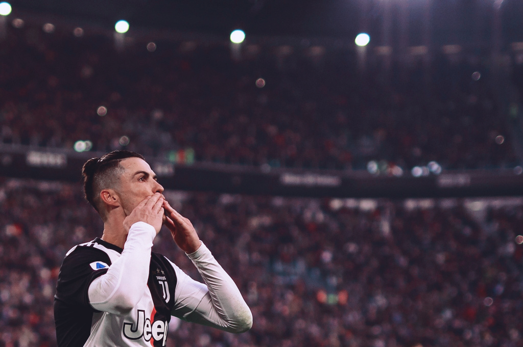 英超第13轮切尔西对阵阿森纳，双方均状态出色，争夺争冠席位，赛果待定。